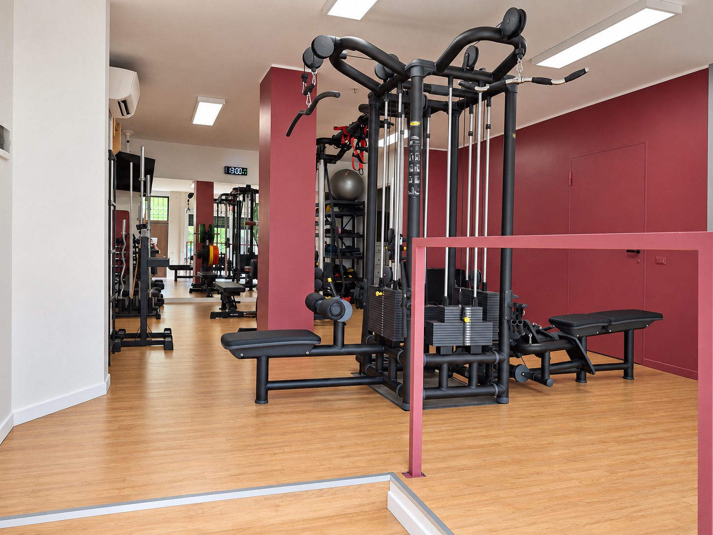 Vista reale dello studio D+ di personal training a Milano con attrezzatura e parquet